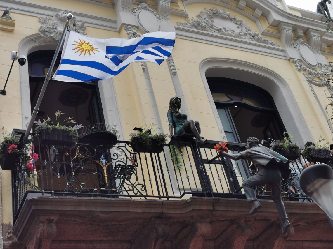 Balkon mit Flagge von Uruguay
