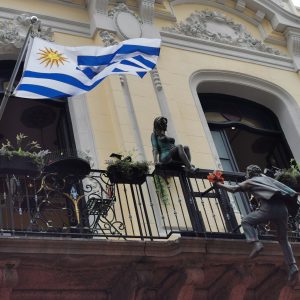 Balkon mit Flagge von Uruguay