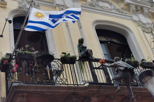 Balkon mit Flagge von Uruguay